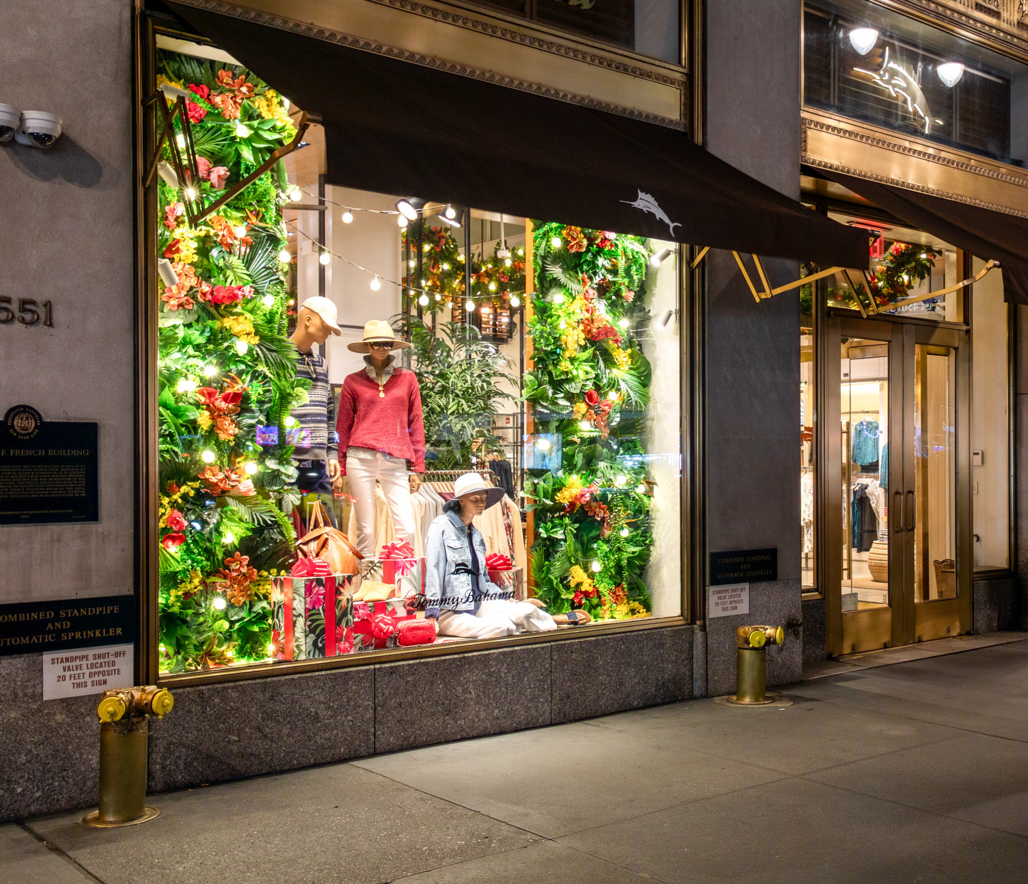 Tommy-Bahama Holiday Window_2025_A5A3005 EDIT
